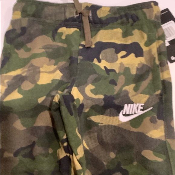 New Nike Camouflage Sweatpants with draw string. Size XS 4-5 yrs - Picture 3 of 5